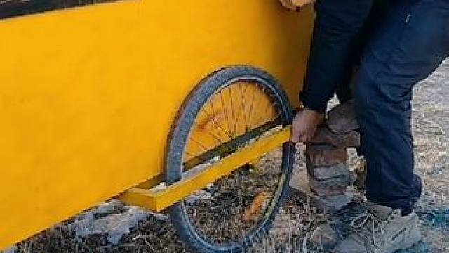 房车轮毂彻底报废走不了了被迫困在了户外，好心人叫我到他家吃饭 #床车旅行 #床车生活 #车子坏了 #