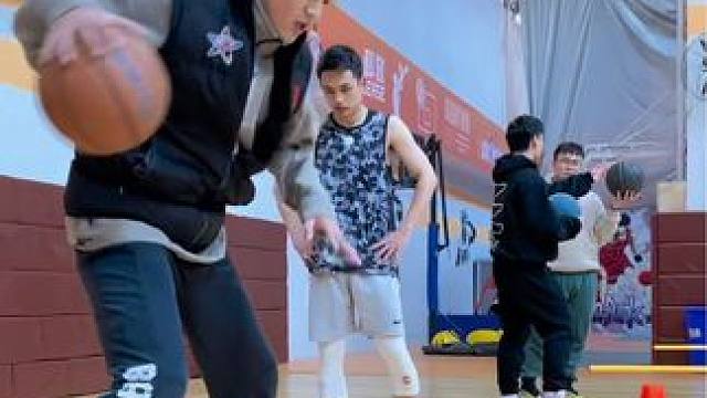 #篮球 #日常训练 #一分钟干货教学 
横杆强化球性系列
｜连续变向左右转移重心
｜横杆过桥运球变向