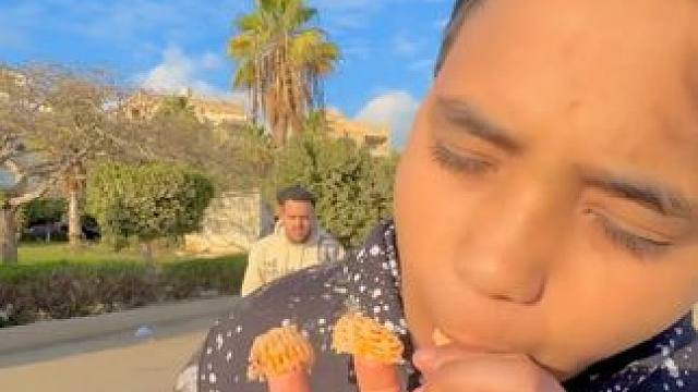 哇哦，好好吃的棒棒糖#沙雕 #搞笑 #随手拍 #我的手心有惊喜 #阳光小男孩