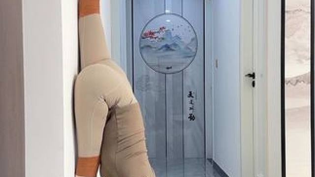这样靠墙练习，你的一字马也会越美越飙#劈叉 #一字马