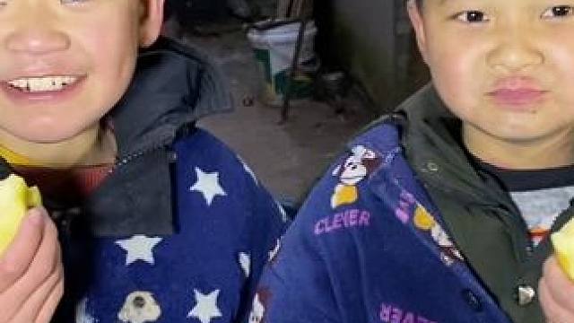 孩子们半年没吃苹果，好心网友赞助苹果，孩子们太高兴了 #爷爷奶奶的爱 #农村趣事 #我要做爆款
