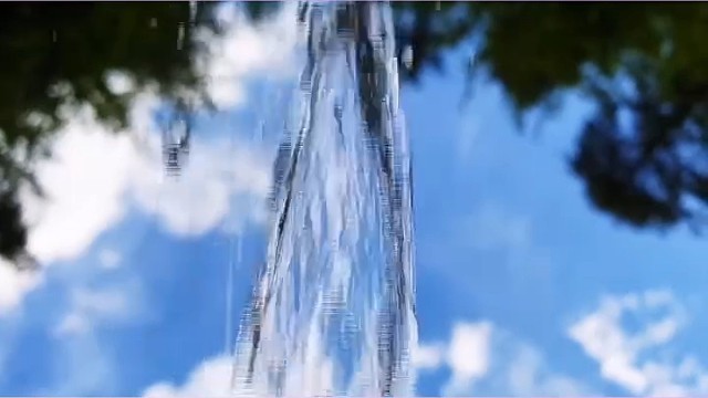 先天禀赋不足，精亏血少不能营养肌肉筋骨，逐渐出现肌肉无力、萎缩。同时，脾胃为后天之本，化生气血，营养