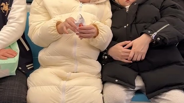 一个软座，一个硬座