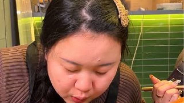 这个火锅米线的佐料煮鞋底板都好吃！#妈呀太香了 #这一碗好过瘾 #重庆美食 #火锅米线 #天冷吃碗热