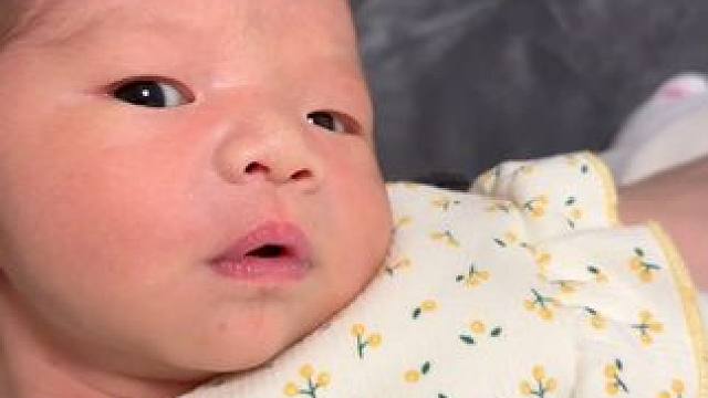 没看错的话，他是不是叹气了#人类幼崽 #月子里的宝宝 #穿尿不湿的不好惹 #萌娃 #新生儿