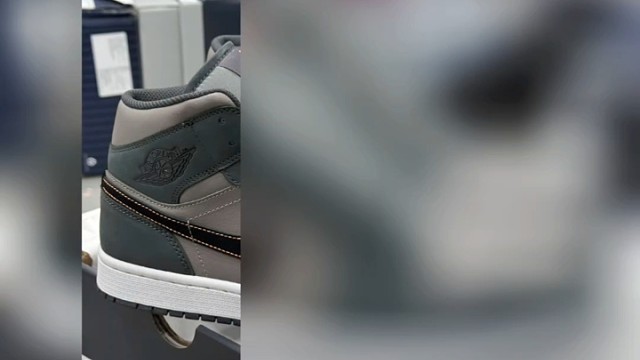 Air Jordan 1 Mid 黑灰