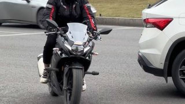 天冷还是要骑车的呀 这小车把gsx大哥吓得一激灵 #机车 #摩托车 #女骑 #机车摄影 #爱机车爱生