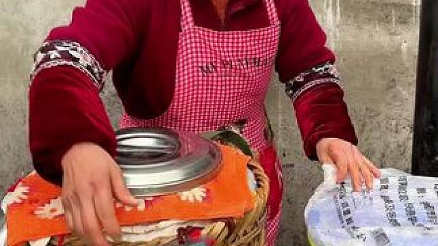 重庆街头偶遇嬢嬢的背篓糍粑，3元一个糯糯叽叽的分量太实在辣！！！#路边摊美味 #重庆美食 #街边小吃