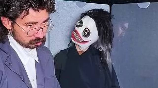 美女整人有一手啊，看这小伙会不会被吓到