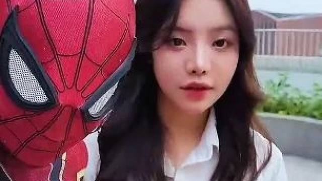 小伙跟路人玩碰拳，这真的是太有意思了 #街头搭讪