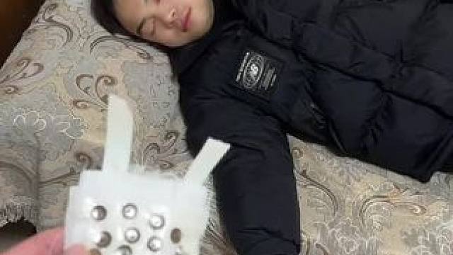 整蛊一下老弟看什么反应