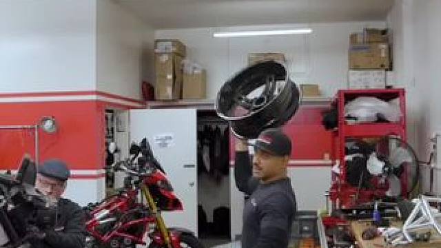 到底是什么样摩托车才用碳轮毂呢！#摩托车