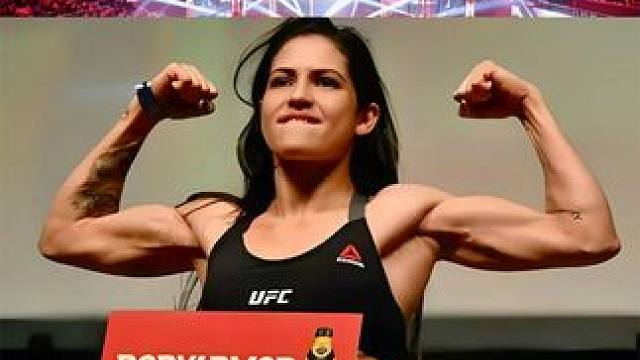 UFC女将走下擂台依然能打，面对小混混抢劫，她把人家打到求报警 #mma综合格斗 #KO #UFC 