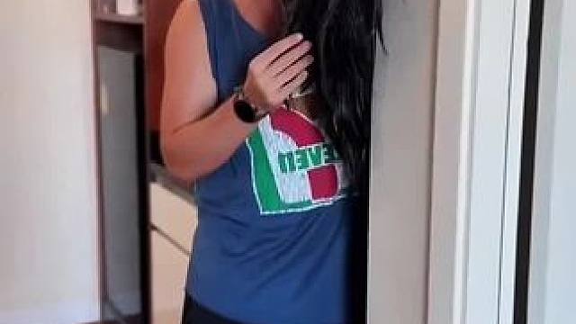 男子用假发戏耍妻子，没想到最后意外发生了！#看一遍笑一遍 #意想不到的结局 #这操作都看傻了 #万万