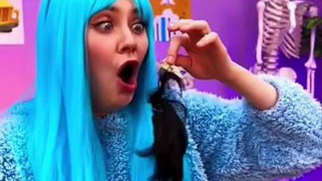 不小心把老师假发粘掉了，结局让人太意外了！#看一遍笑一遍 #万万没想到 #沙雕老外 #这操作都看傻了