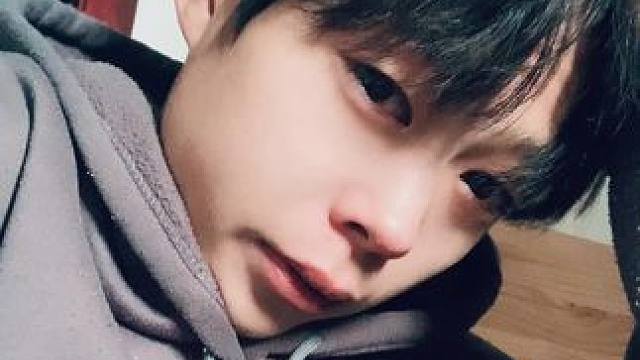 连告别都双手插兜的男人