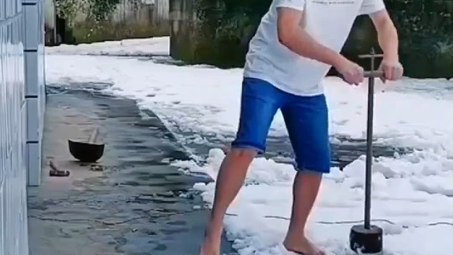 他居然穿夏装？