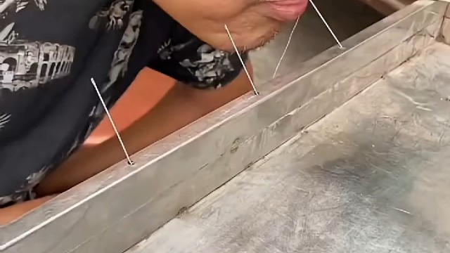 用舌头穿针引线