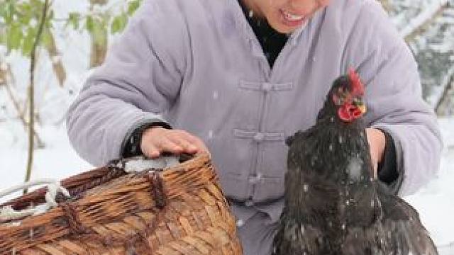 趁着下雪天做了一个叫花鸡吃，这味道简直不要太安逸了#我的乡村生活 #叫花鸡 #回村后的我