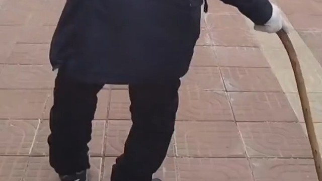 渐冻症是一种通俗的说法，医学上叫做运动神经元病，这种病比较少见，但是有一些名人患有这种疾病，比如英国