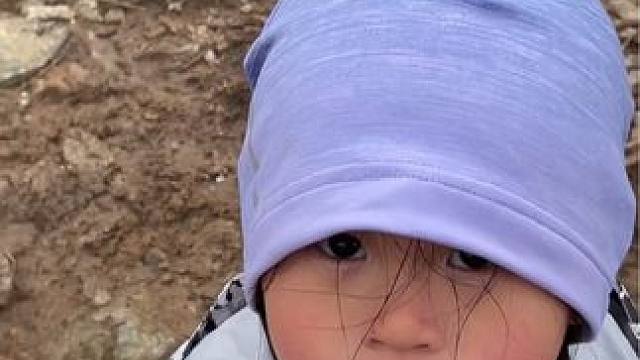 人类幼崽比我们先享受世界，太棒的自然教育～感觉我还不如小朋友
#户外徒步登山 #这大概就是爬山的魅力