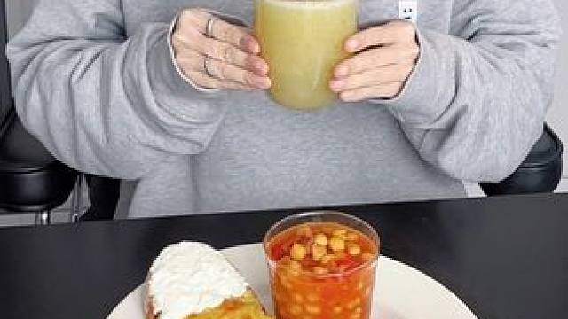 早餐｜榴莲奶酪欧包+茄汁鹰嘴豆+繁花
#我的厨房日记 #好好吃饭好好生活 #日常生活也要好好记录 #