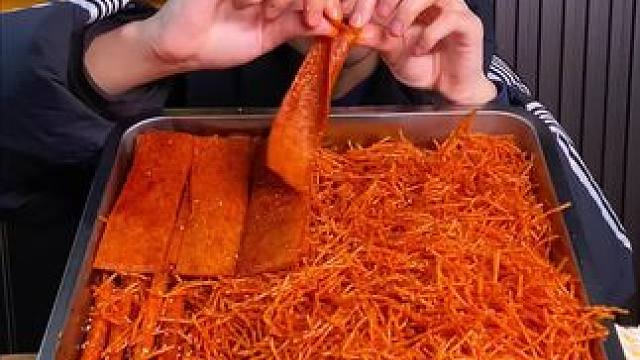 无辣不欢的姐妹一定要尝试一下这个爆辣过瘾的辣条啊！！！#无辣不欢 #追剧小零食 #辣条