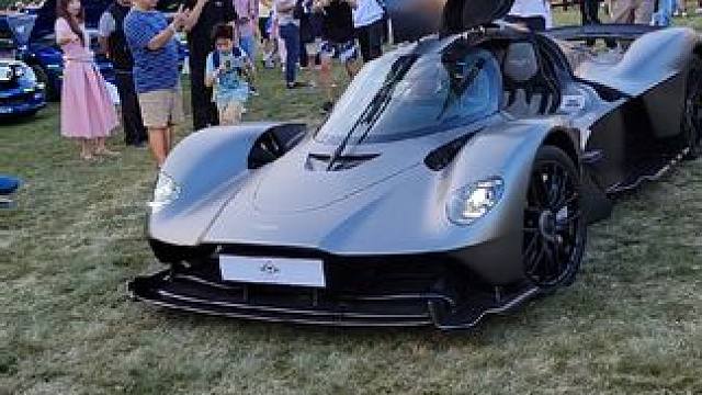 两千多万的阿斯顿马丁量产车现身香港活动现场，小朋友都拿手机追着拍!#阿斯顿马丁valkyrie