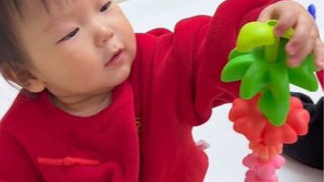 这个#花园积木 简单易上手，真的比普通积木更适合一岁多的宝宝，你看我们#米花和米团 玩得根本停不下来