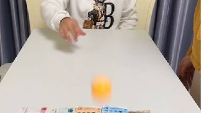 闭着眼睛在老婆手上拿零用钱，五个球，中一个拿一张#情侣 #这个游戏很好玩 #趣味游戏