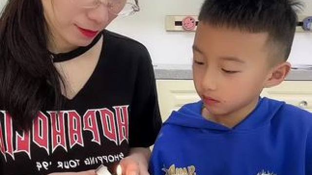 #亲子互动 #母子日常 #万万没想道 
这蜡烛怎么灭了呢？怎么回事？？？