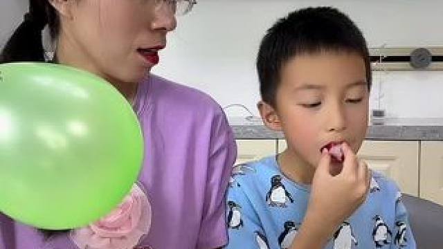 #母子日常 #万万没想到 #亲子互动 
气球里装的什么？？？为什么气球没炸？？？