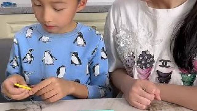 #母子日常 #亲子互动 #万万没想到 
移动三根小棒还能变成其他字吗？他竟然嘲笑我！！！