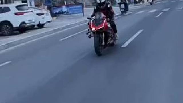 总会遇到那束光，或早或晚。#机车摄影 #风和自由 #男骑