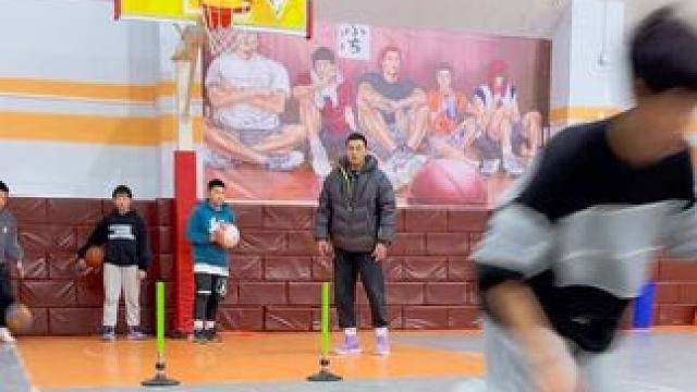 #篮球 #日常训练 #一分钟干货教学 
不倒翁行进间运球强化
｜运球绕s不倒翁横移变向
｜运球绕桩变