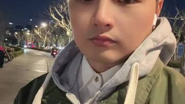 #热点 这个冬天有点冷，兜兜转转又是一年#情感 #天冷了愿所有人有衣暖身有人暖心 #路灯下的我