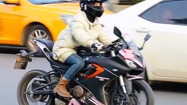 快发一张你和爱车的照片，让车友们看看#西安机车街拍 #南门追焦 #西安女骑