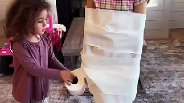 用卷纸把姐姐缠起来，没想到最后意外发生了！#看一遍笑一遍 #逗比女儿欢乐多 #这操作都看傻了 #意想