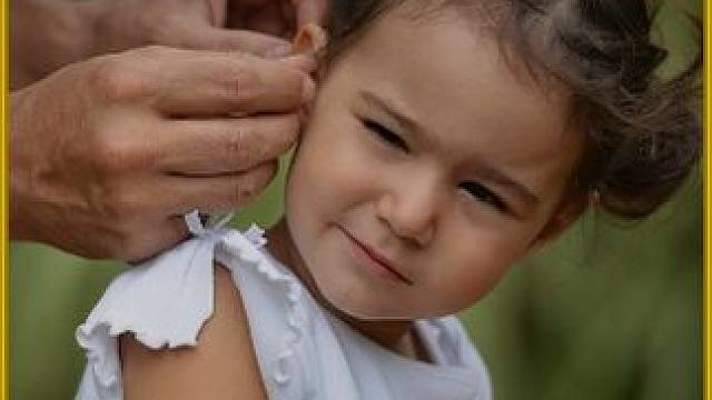 女人的耳朵里钻进了一条带毛的不明生物，挖出的瞬间连医生都吓得直打哆嗦。【纯属纪录片 请通过】#奇葩 #掏耳朵 #采耳