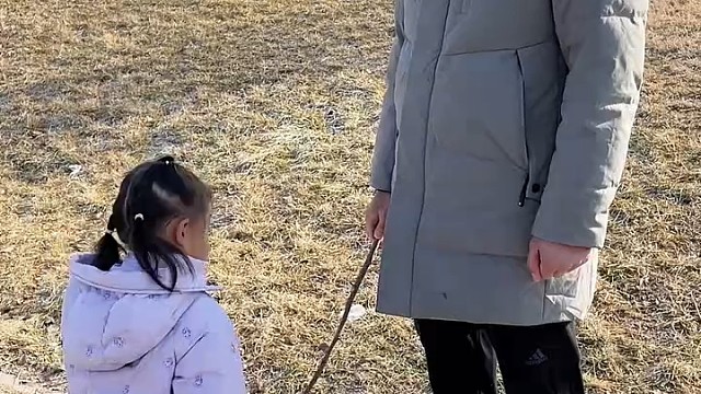 小宝贝太可爱了跑还要回头看一下