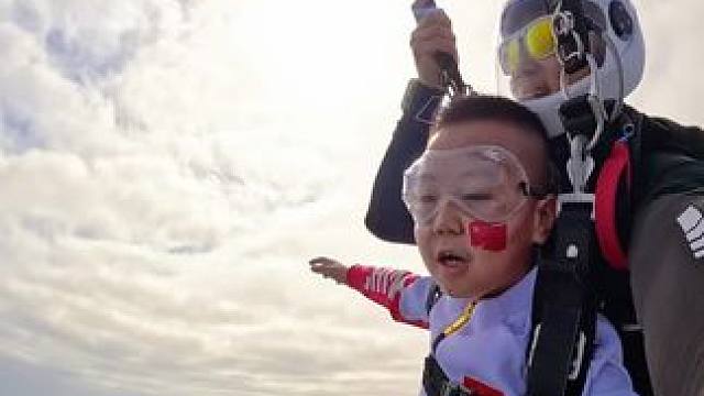 勇敢的宝宝先享受世界……
这是我见过的最炫酷的出舱方式了！#三亚 #跳伞 #塔赫跳伞 #炫酷 #勇敢