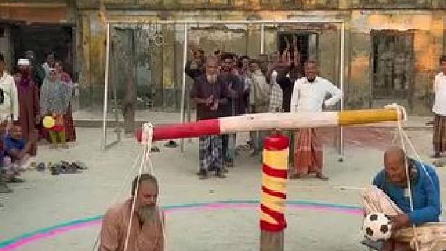 今日新游戏，转圈圈投球，大爷们都转迷糊了#分享有趣的视频 #外国人真会玩 #一波骚操作游戏