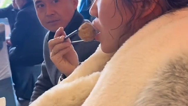 怎么不把龙虾倒进去，净倒这不值钱的丸子