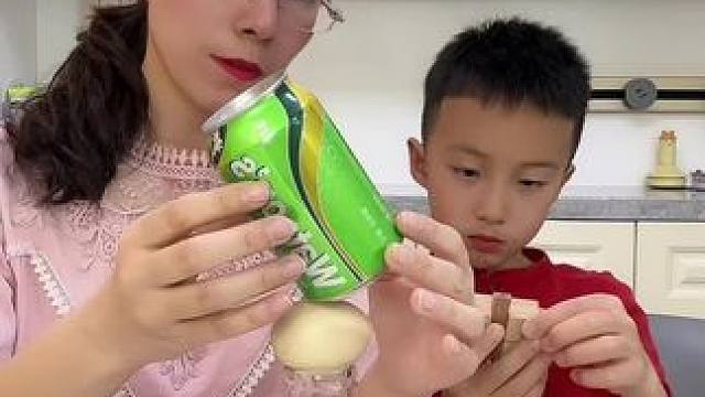 #母子日常 #亲子互动 #万万没想到 
今天这个易拉罐立的我是真服了！搞不懂，真搞不懂呀？！不应该呀