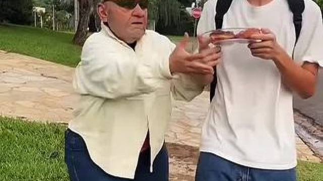 小伙甜甜圈被老头抢走，结局真是太意外了！#看一遍笑一遍 #这操作都看傻了 #万万没想到 #老外真会玩