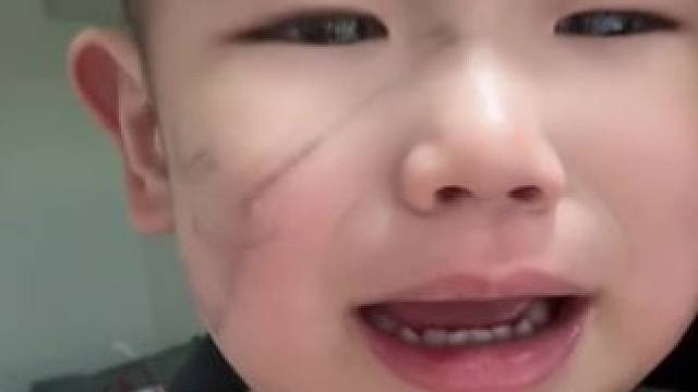 大姐是一点不惯着他 #哭笑不得 #三胎家庭 #姐弟打架 #互相伤害的日常 #孩子打架