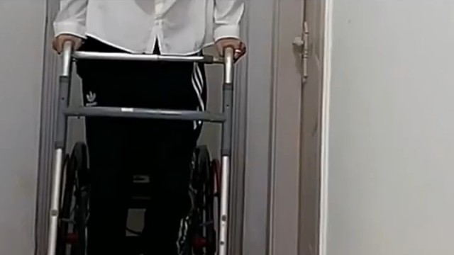 在治疗运动神经元病方面，中医所依据的理论基础是“中医独特观念”，那就是人身体的生命活动，具有一个整体