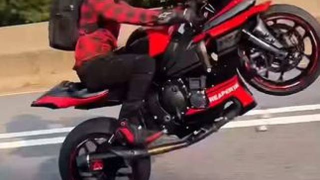 年初摩托车会不会继续卷？#机车 #摩托车 #专业动作请勿模仿 #大神控车 #摩托车特技