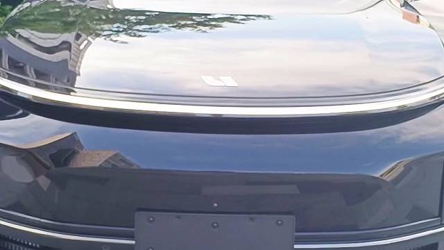 理想ONE安装防拆抗屏蔽GPS定位防盗系统，开启屏蔽器自动锁车，换卡、抠卡、干扰锁车报警到手机。