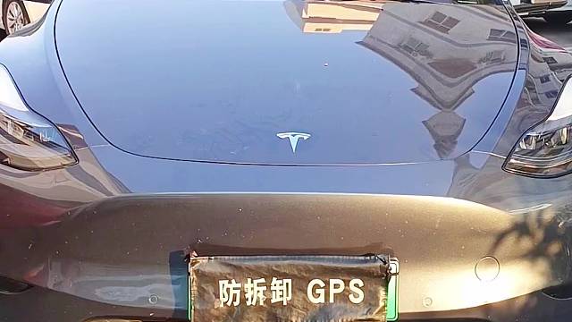 特斯拉安装防拆抗屏蔽GPS定位防盗系统，开启屏蔽器自动锁车，换卡、抠卡、干扰锁车报警到手机。
